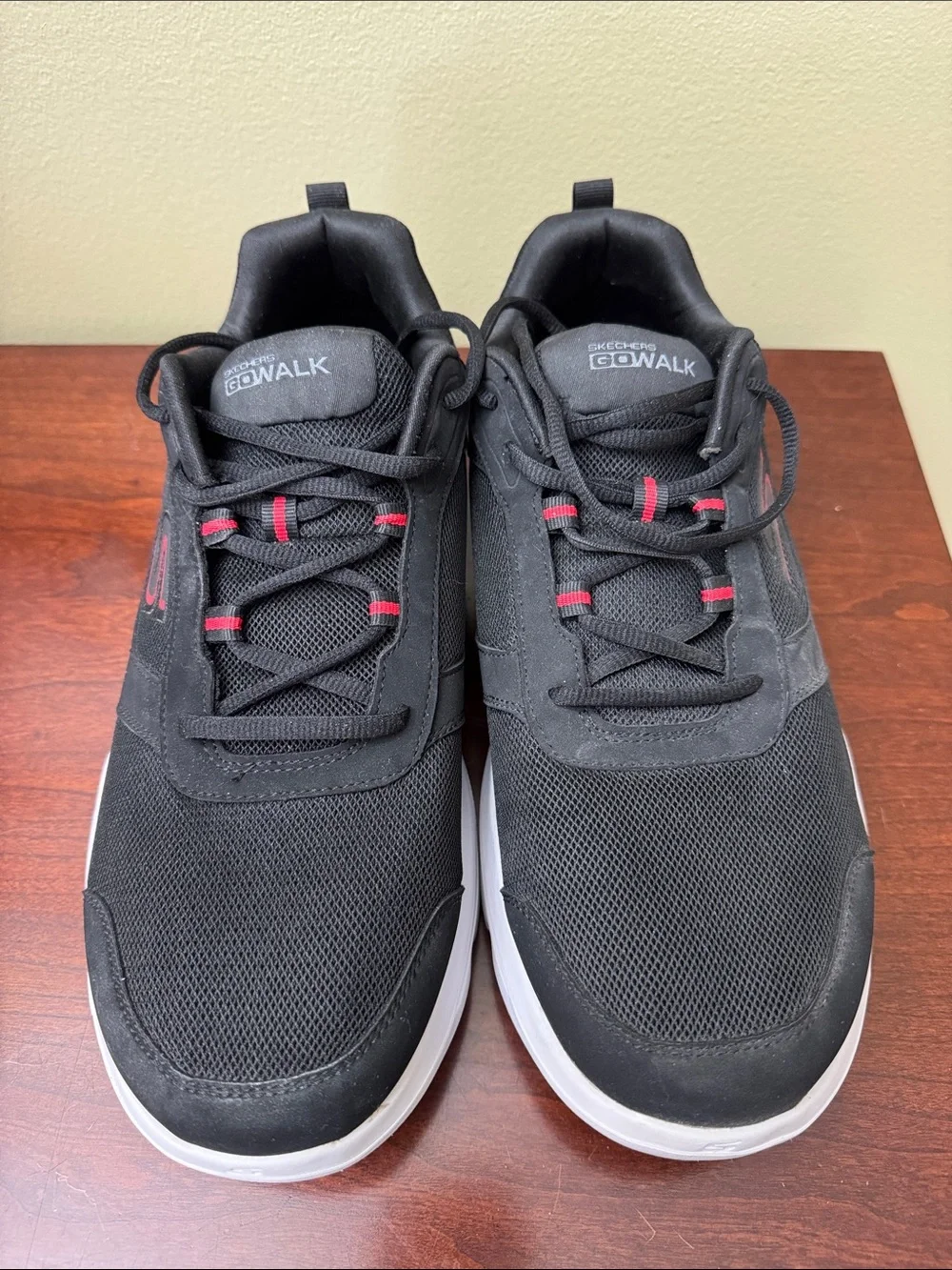 Skechers GO Walk Air Cooled Goga Mat Equalizer 2.0 Wide Fit Size 11.5